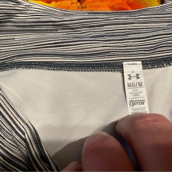 🌺3 for $30🌺UnderArmor Capri Leggings, Gray and White, Size M. (PT08) - Picture 4 of 5
